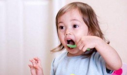 网红吃瓜婴儿,萌态十足，萌翻网友心