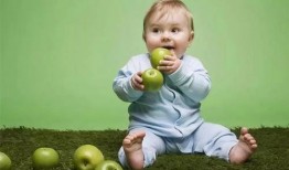 网红吃瓜婴儿,萌态十足，萌翻网友心